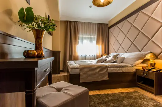 Koml Hotel - Pnksd (min. 2 j)