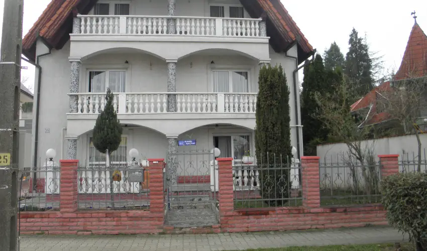 Kristly Apartman Hvz - Pnksd (min. 2 j)