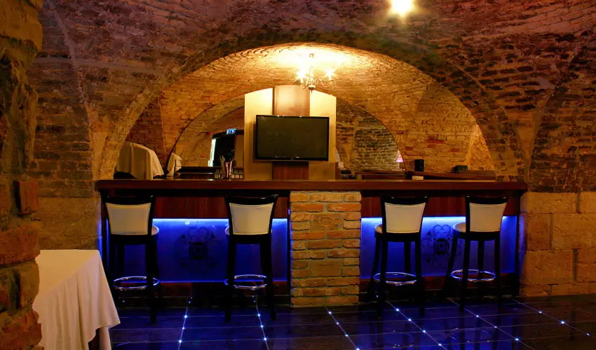 Kristly Imperial Hotel Tata - Pnksd