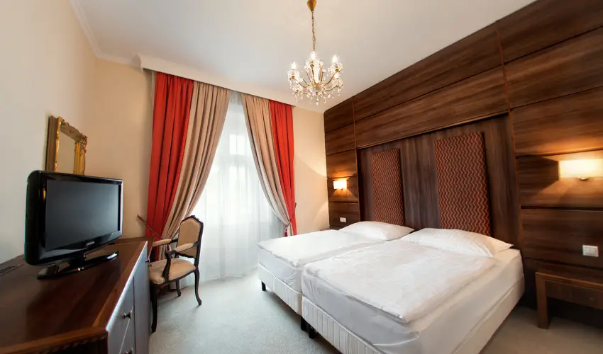 Kristly Imperial Hotel Tata - Pnksd