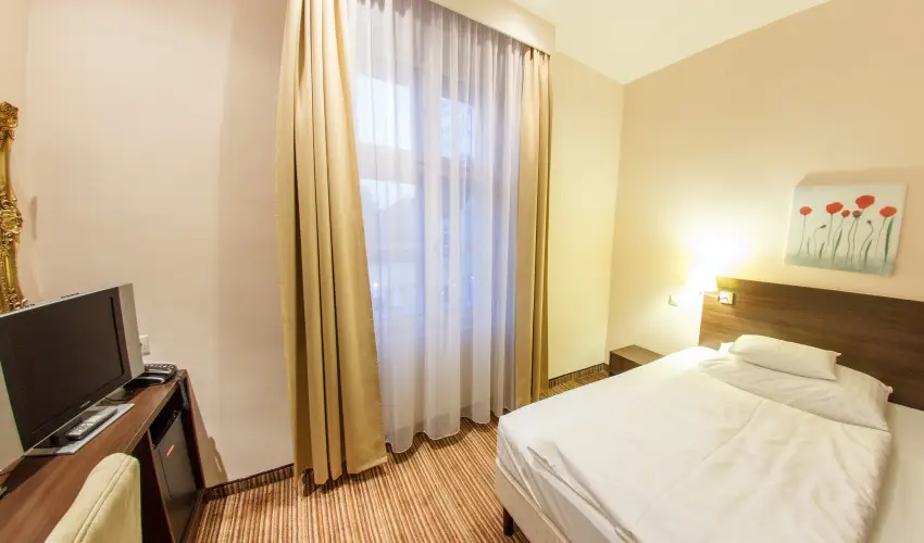 Kristly Imperial Hotel Tata - Pnksd