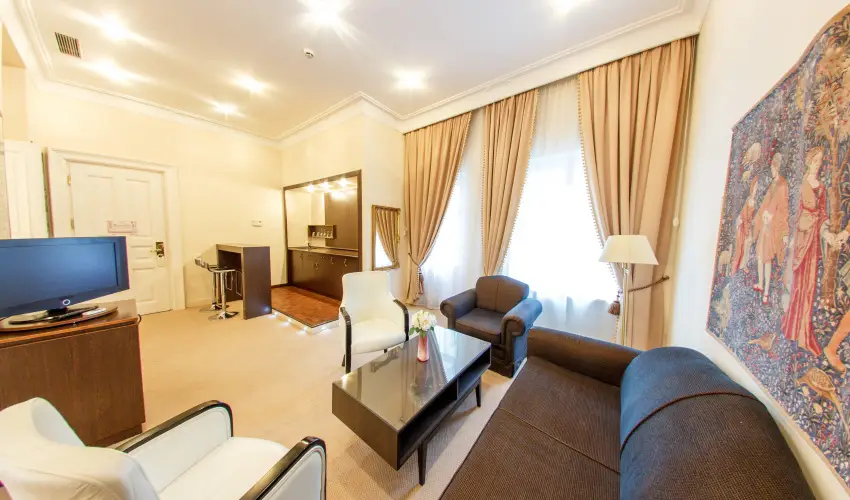 Kristly Imperial Hotel Tata - Pnksd