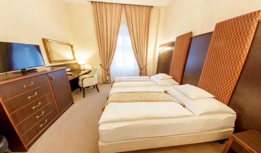 Kristly Imperial Hotel Tata - Pnksd