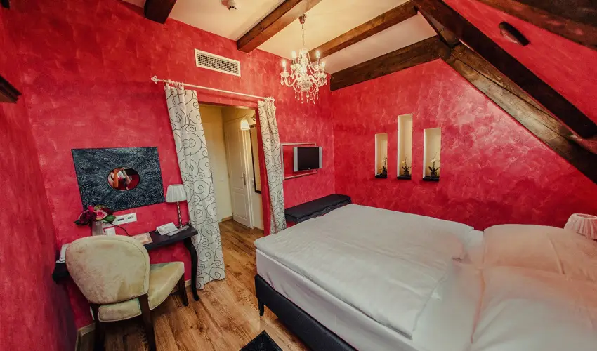 Kristly Imperial Hotel Tata - Pnksd