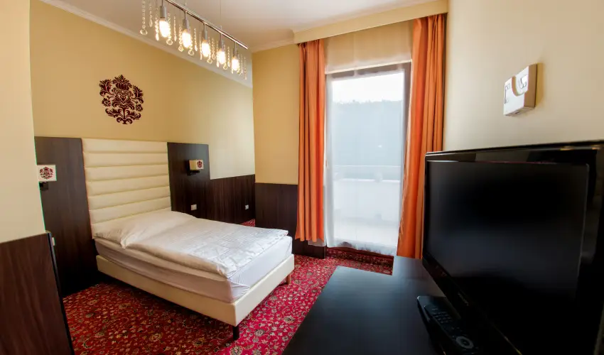 Kristly Imperial Hotel Tata - Pnksd