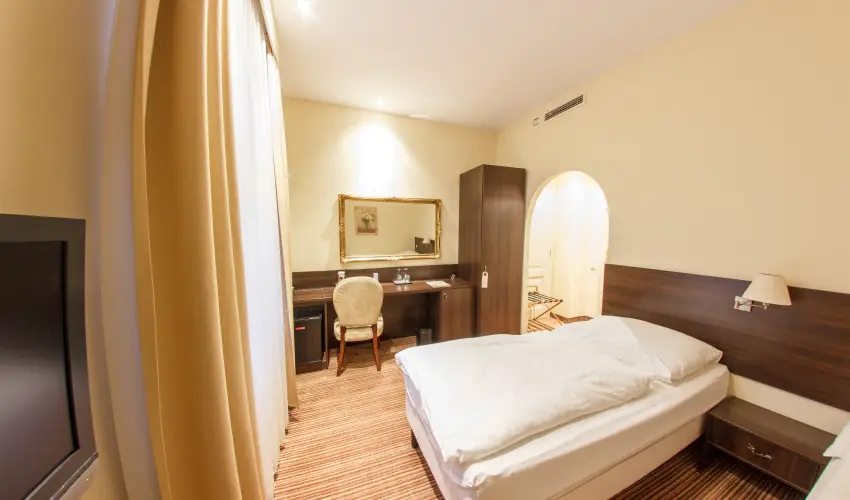 Kristly Imperial Hotel Tata - Pnksd