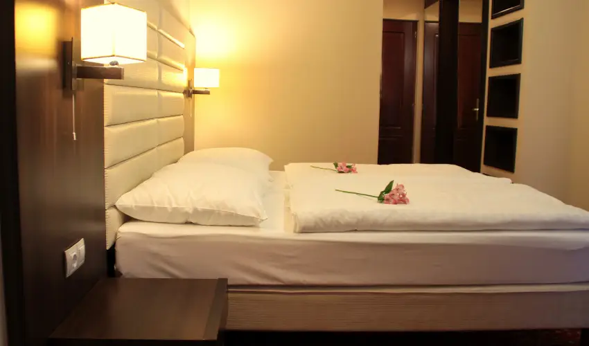 Kristly Imperial Hotel Tata - Pnksd