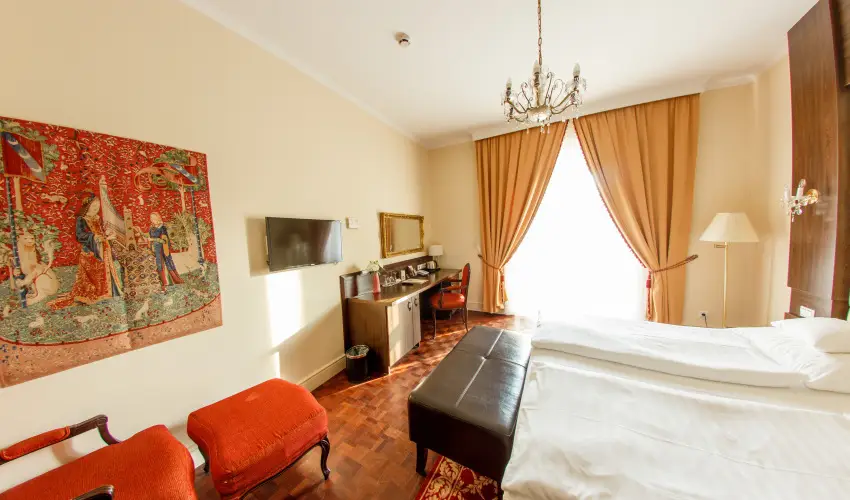 Kristly Imperial Hotel Tata - Pnksd