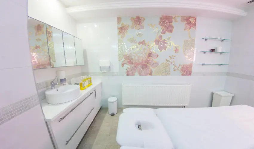 Kristly Imperial Hotel Tata - Pnksd