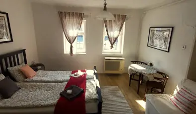 Lank�s Vend�gh�z Holl�k�