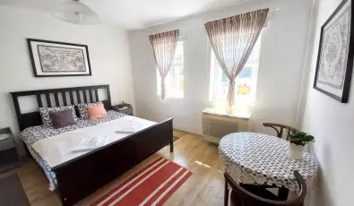 Lank�s Vend�gh�z Holl�k�