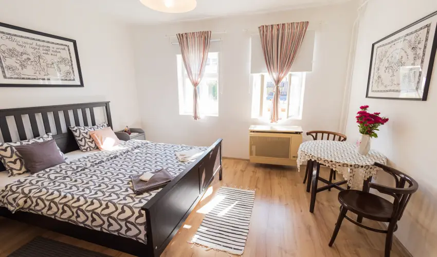 Lank�s Vend�gh�z Holl�k� - P�nk�sd