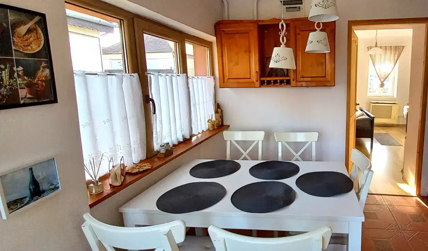 Lank�s Vend�gh�z Holl�k� - P�nk�sd