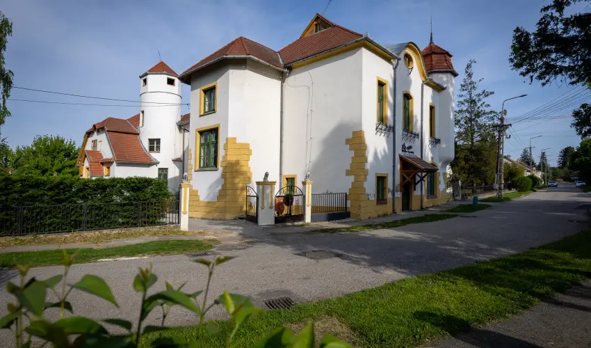 Meller Kastly Villa Csurg - Pnksd (min. 2 j)