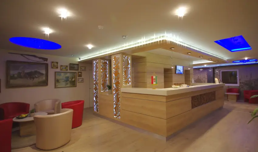 Hotel Vad�szk�rt Sz�kesfeh�rv�r - P�nk�sd