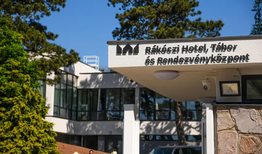 R�k�czi Hotel, T�bor �s Rendezv�nyk�zpont S�toralja�jhely - P�nk�sd