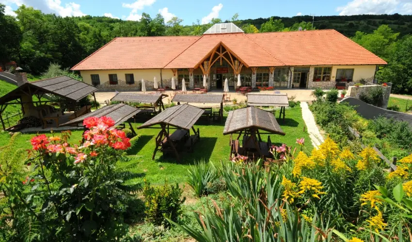 Somogy Kertje �d�l�falu �s �tterem Bonnya - P�nk�sd (min. 2 �j)