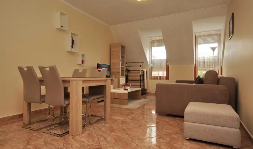 Szam�c�s Apartman Gyula - P�nk�sd (min. 2 �j)