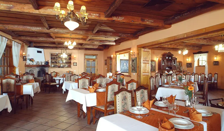 Szrcsa Hotel Szkesfehrvr - Pnksdi virglom s Szrcsa szlinap Szkesfehrvron