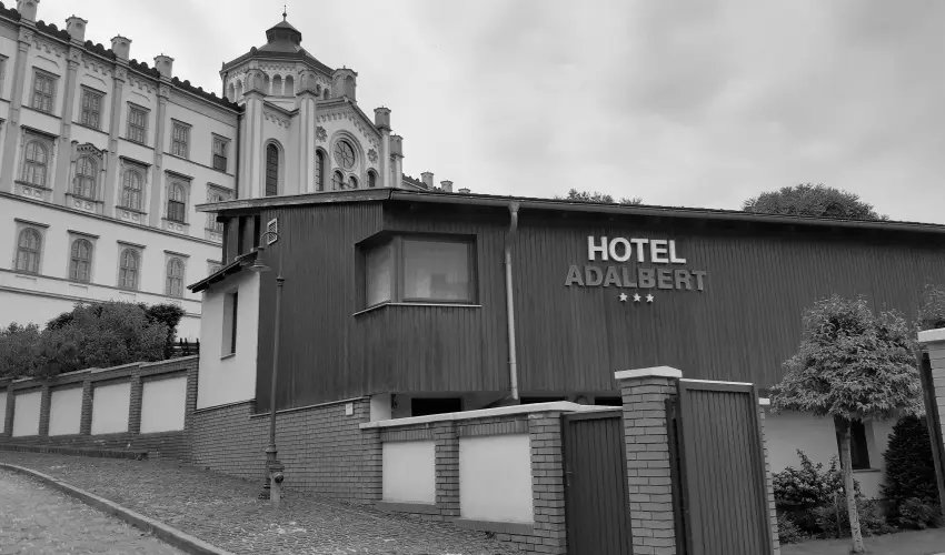 Hotel Adalbert - Boldog Meszl�nyi Zolt�n H�z  Esztergom - P�nk�sd (min. 3 �j)