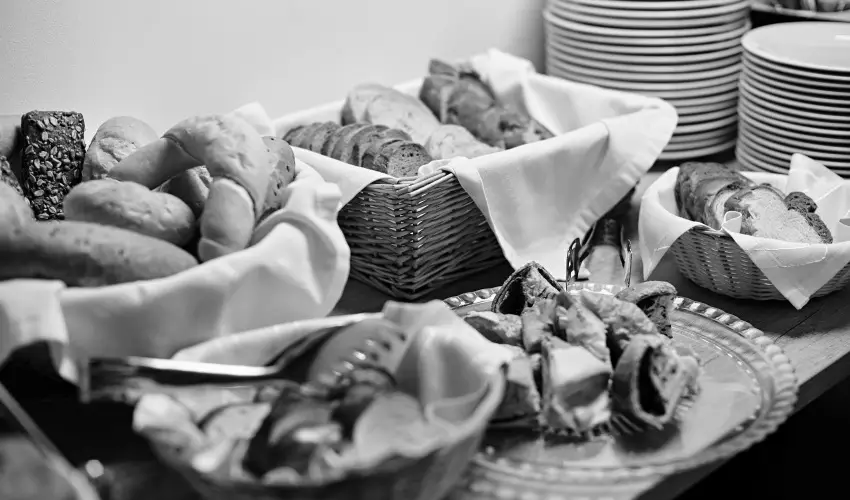 Hotel Adalbert - Boldog Meszl�nyi Zolt�n H�z  Esztergom - P�nk�sd (min. 3 �j)