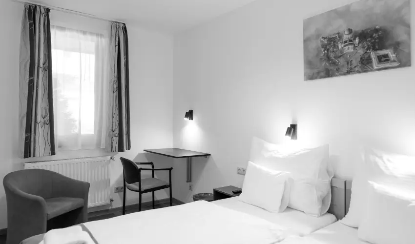 Hotel Adalbert - Boldog Meszl�nyi Zolt�n H�z  Esztergom - P�nk�sd (min. 3 �j)