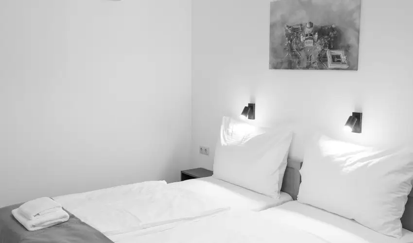 Hotel Adalbert - Boldog Meszl�nyi Zolt�n H�z  Esztergom - P�nk�sd (min. 3 �j)