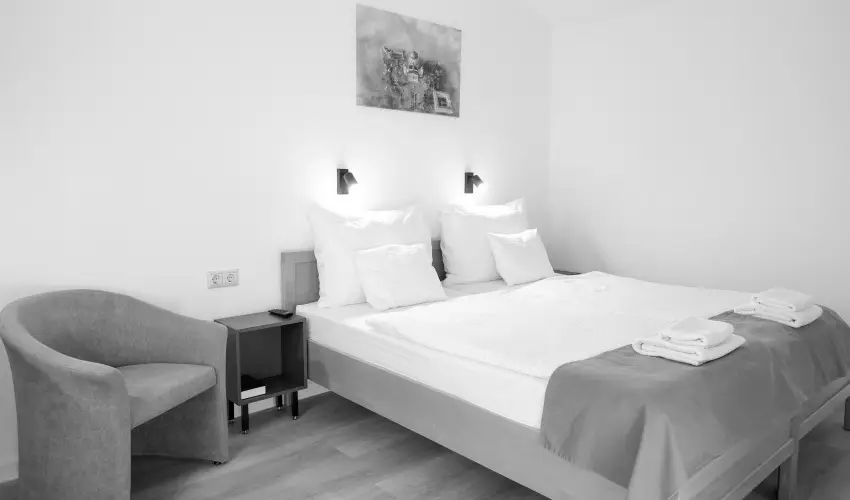 Hotel Adalbert - Boldog Meszl�nyi Zolt�n H�z  Esztergom - P�nk�sd (min. 3 �j)