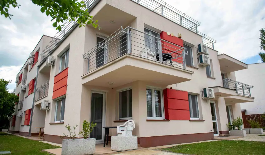 Veritas Apartmanh�z Zam�rdi - P�nk�sd (min. 4 �j)